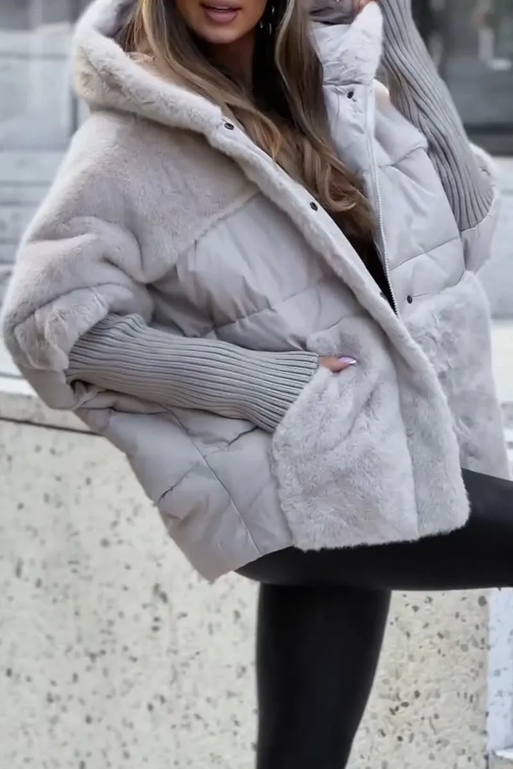 Veste d'hiver femme multicolore pour activités de plein air, offrant chaleur, confort et protection.