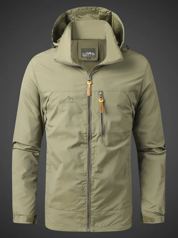 "Veste de pluie imperméable homme, avec capuche et poches zippées, vue de face, protection pluie et vent, style moderne."