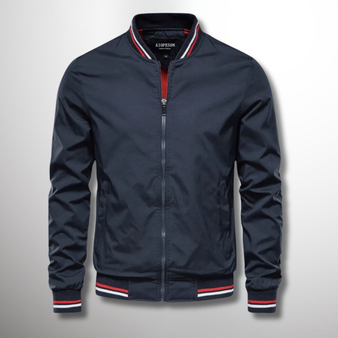 "Veste de transition homme élégante, coloris bleu foncé, design moderne avec détails soignés pour entre-saisons."