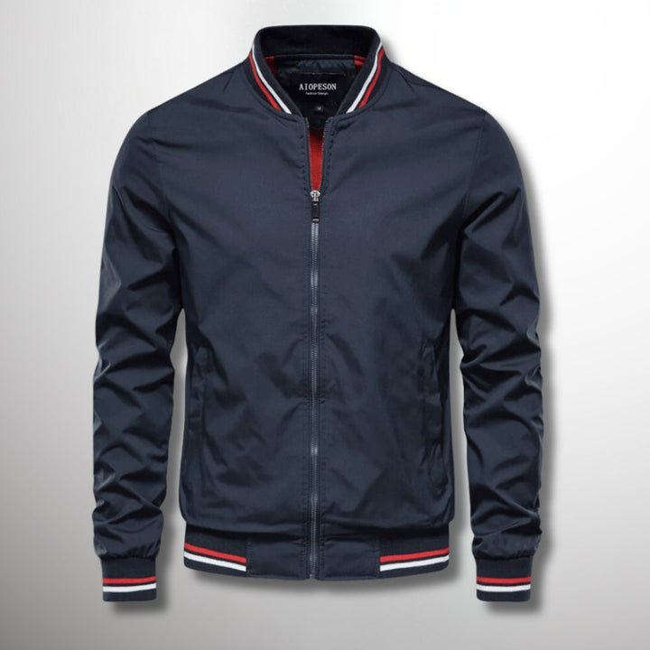 "Veste de transition homme élégante, coloris bleu foncé, design moderne avec détails soignés pour entre-saisons."