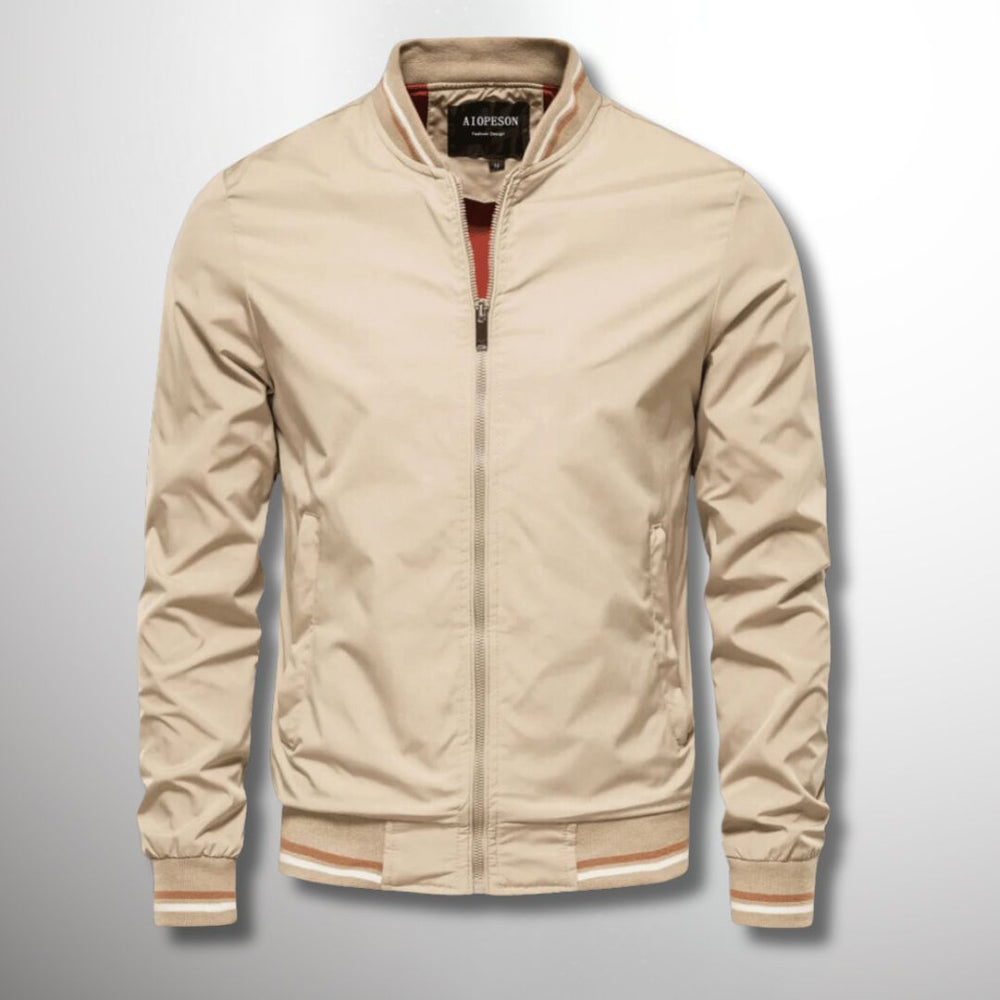 "Veste de transition homme élégante, coloris bleu foncé, design moderne avec détails soignés pour entre-saisons."