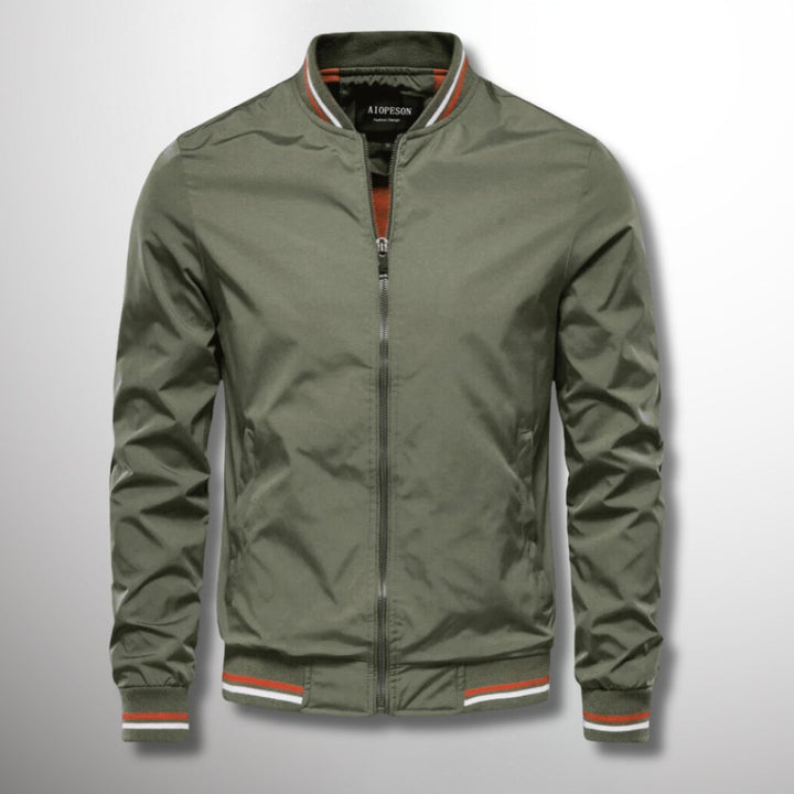 "Veste de transition homme élégante, coloris bleu foncé, design moderne avec détails soignés pour entre-saisons."
