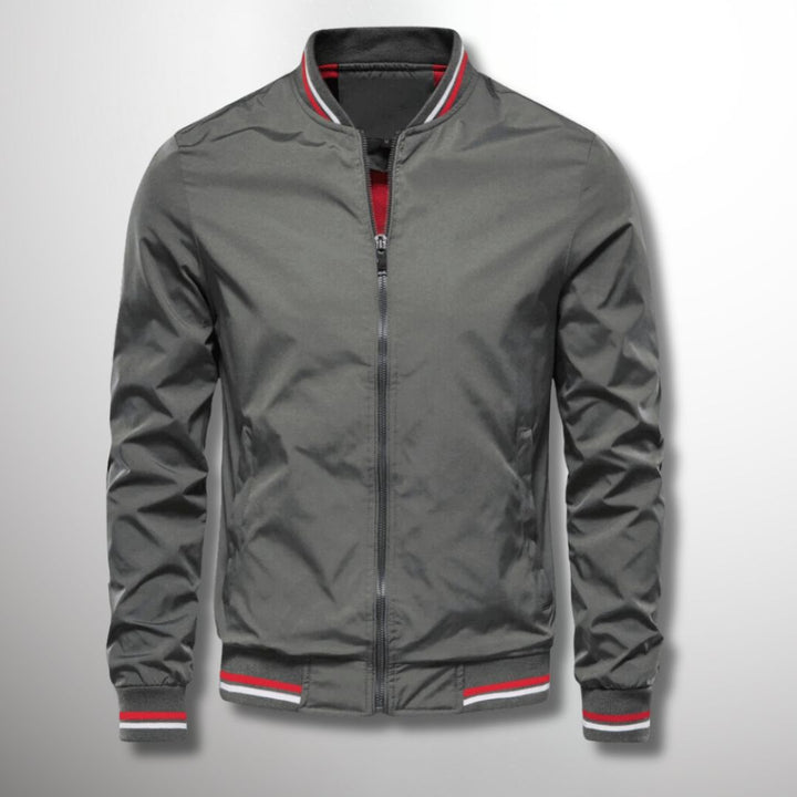 "Veste de transition homme élégante, coloris bleu foncé, design moderne avec détails soignés pour entre-saisons."