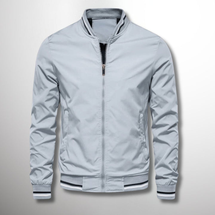 "Veste de transition homme élégante, coloris bleu foncé, design moderne avec détails soignés pour entre-saisons."