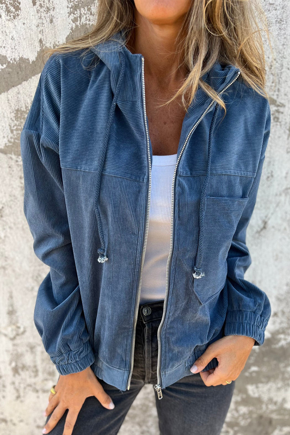 "Veste décontractée velours côtelé marron avec capuche, coupe fluide pour femmes, élégante et tendance"