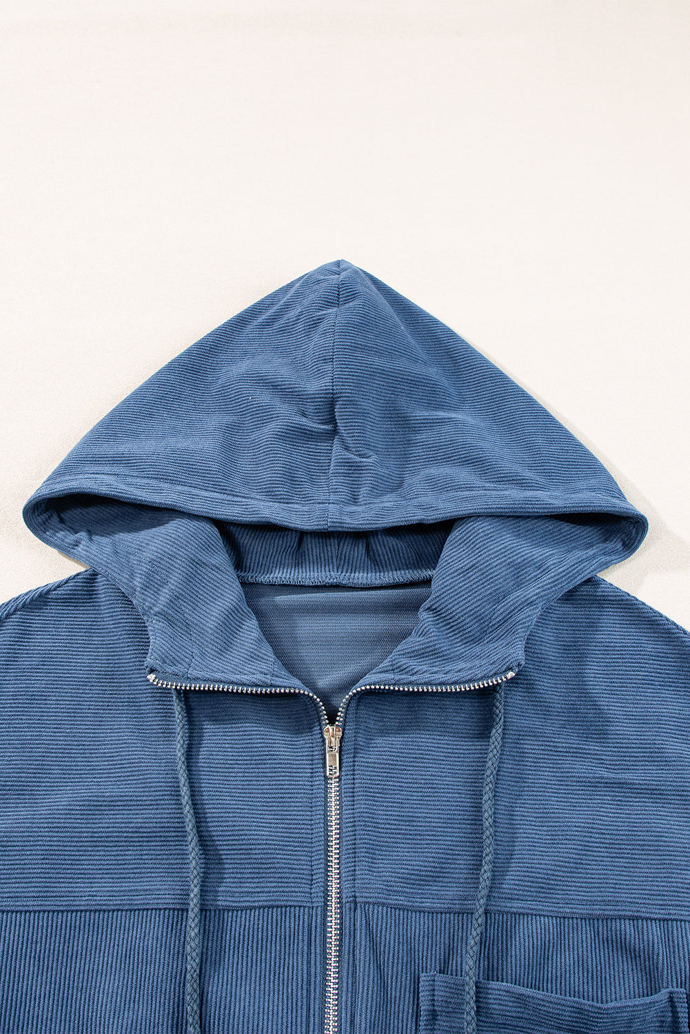 "Veste décontractée velours côtelé marron avec capuche, coupe fluide pour femmes, élégante et tendance"