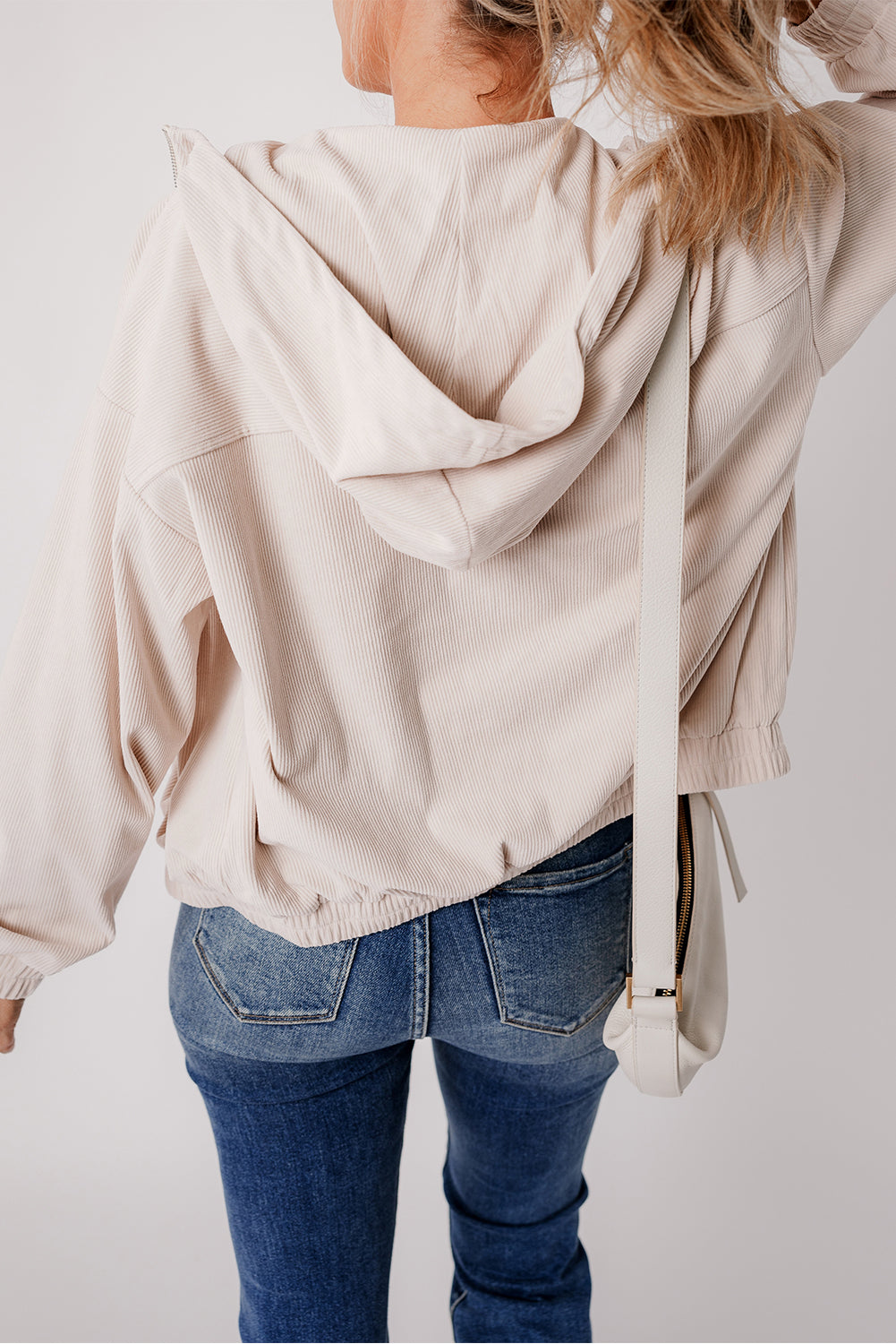 "Veste décontractée velours côtelé marron avec capuche, coupe fluide pour femmes, élégante et tendance"