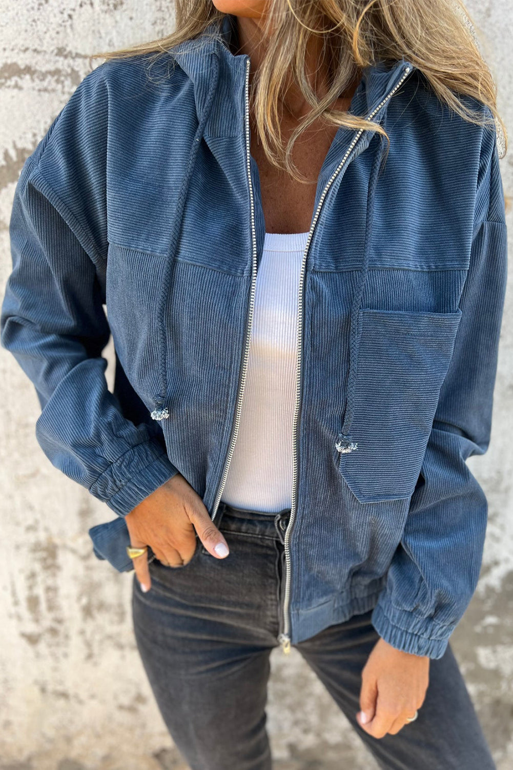 "Veste décontractée velours côtelé marron avec capuche, coupe fluide pour femmes, élégante et tendance"