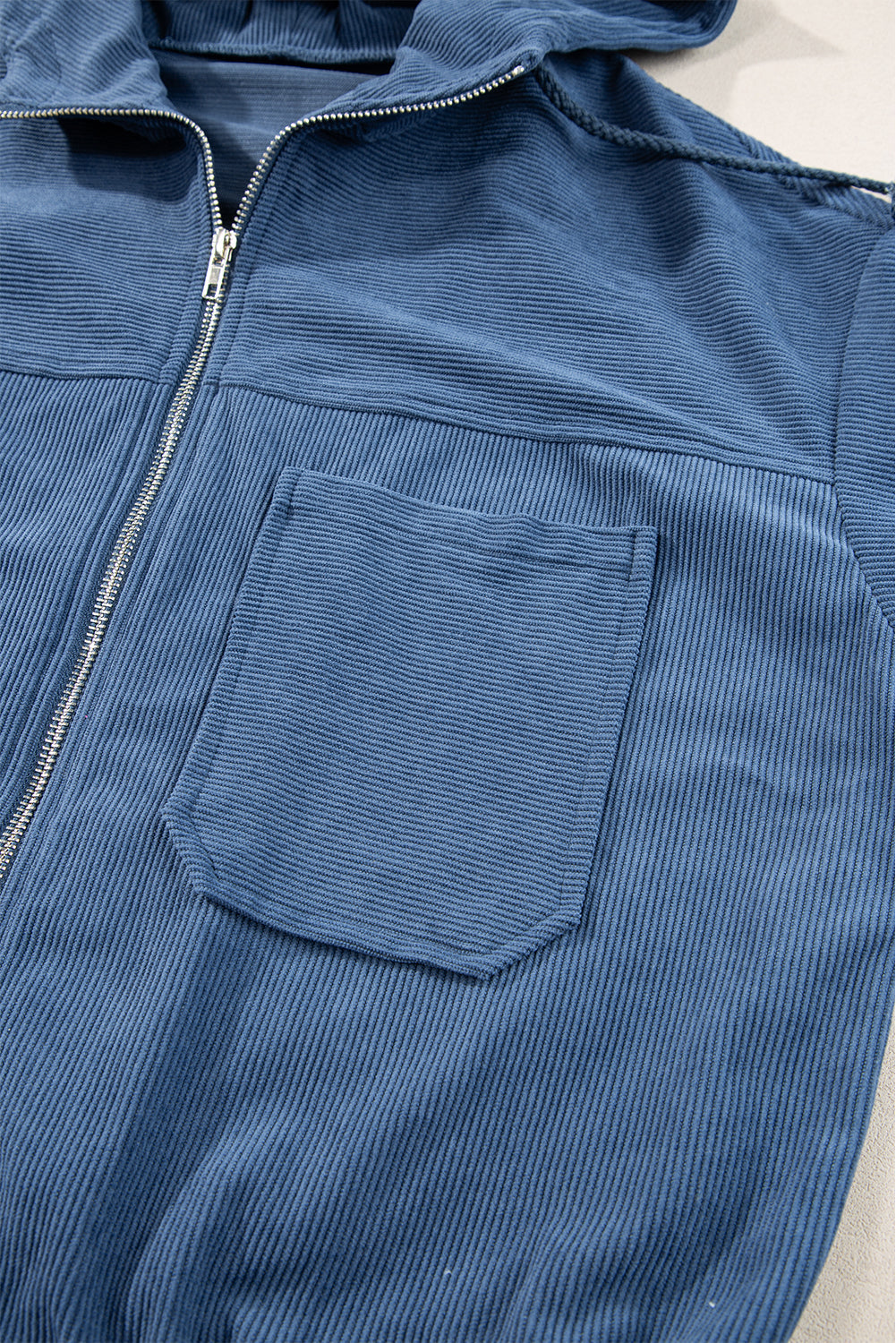 "Veste décontractée velours côtelé marron avec capuche, coupe fluide pour femmes, élégante et tendance"