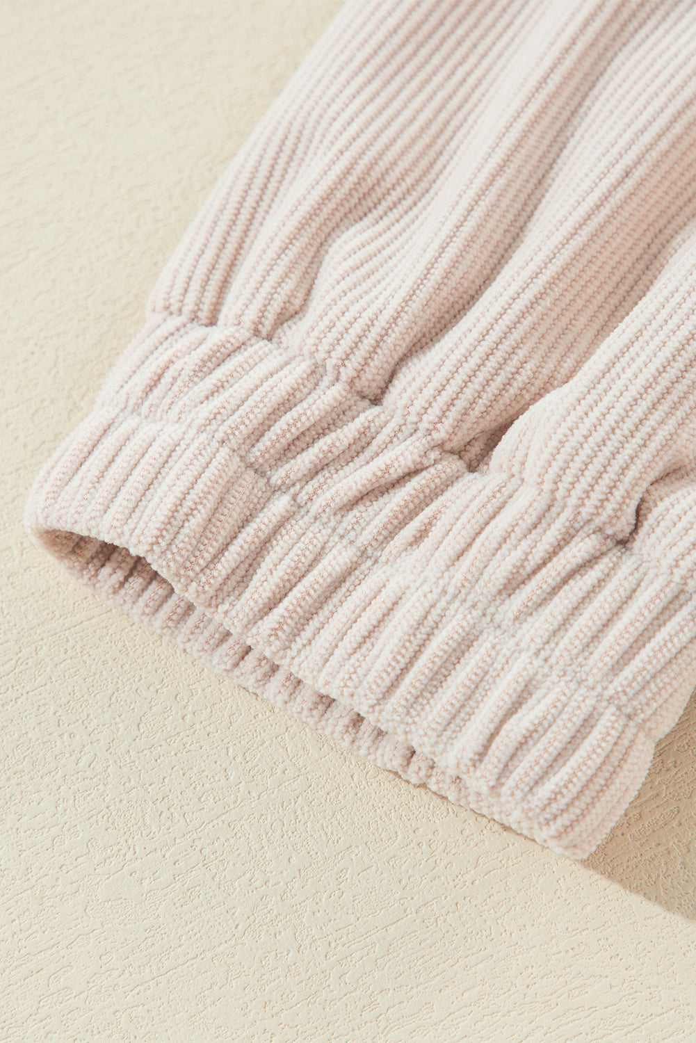 "Veste décontractée velours côtelé marron avec capuche, coupe fluide pour femmes, élégante et tendance"