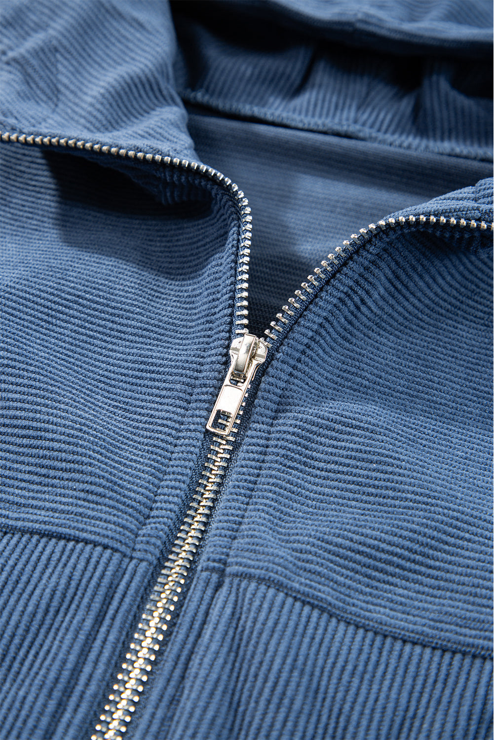 "Veste décontractée velours côtelé marron avec capuche, coupe fluide pour femmes, élégante et tendance"