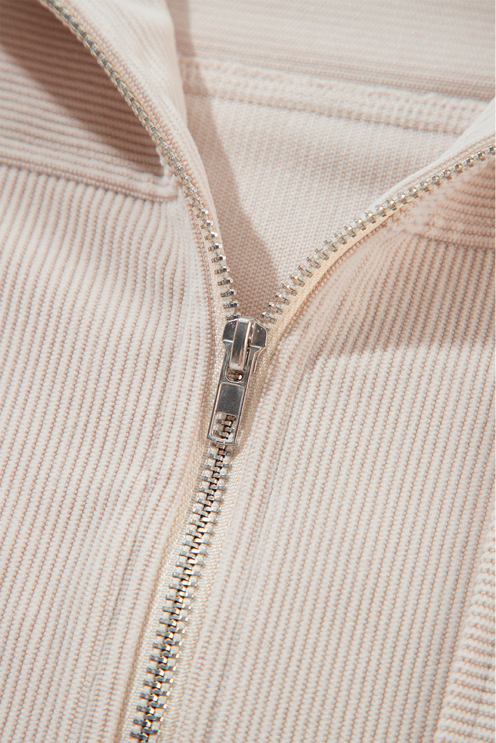 "Veste décontractée velours côtelé marron avec capuche, coupe fluide pour femmes, élégante et tendance"