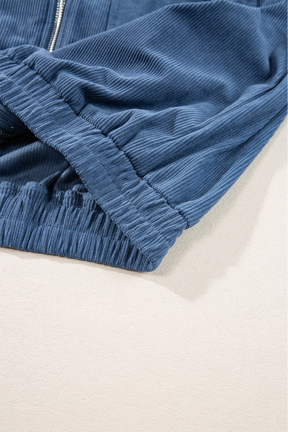 "Veste décontractée velours côtelé marron avec capuche, coupe fluide pour femmes, élégante et tendance"