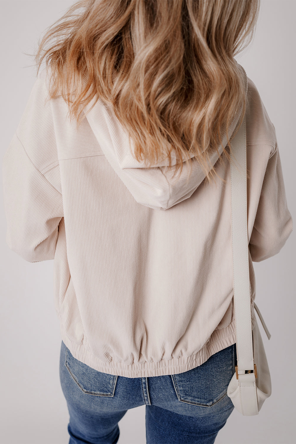 "Veste décontractée velours côtelé marron avec capuche, coupe fluide pour femmes, élégante et tendance"