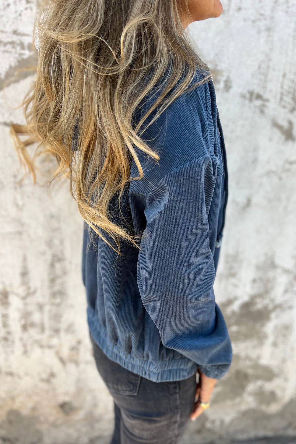 "Veste décontractée velours côtelé marron avec capuche, coupe fluide pour femmes, élégante et tendance"