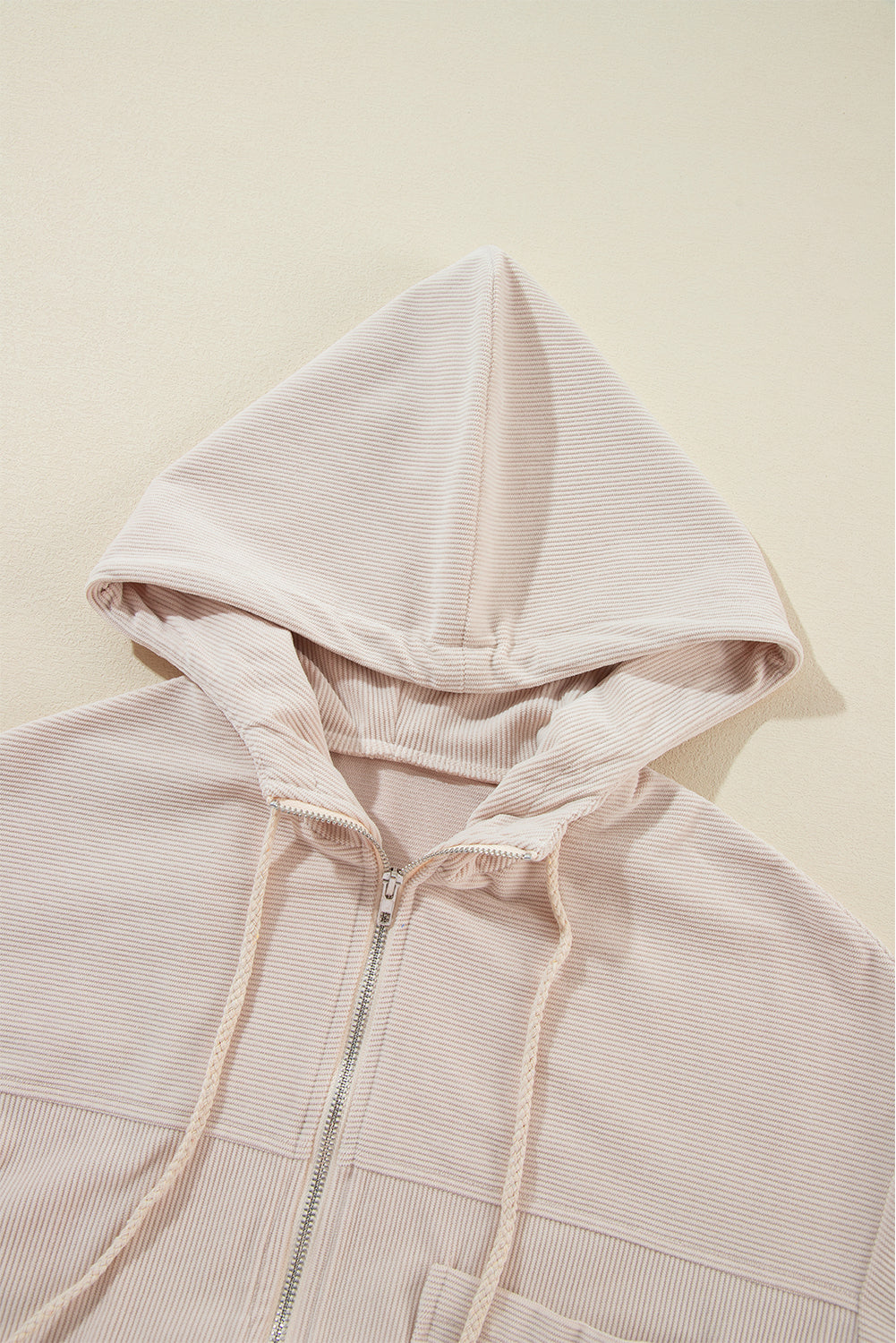 "Veste décontractée velours côtelé marron avec capuche, coupe fluide pour femmes, élégante et tendance"