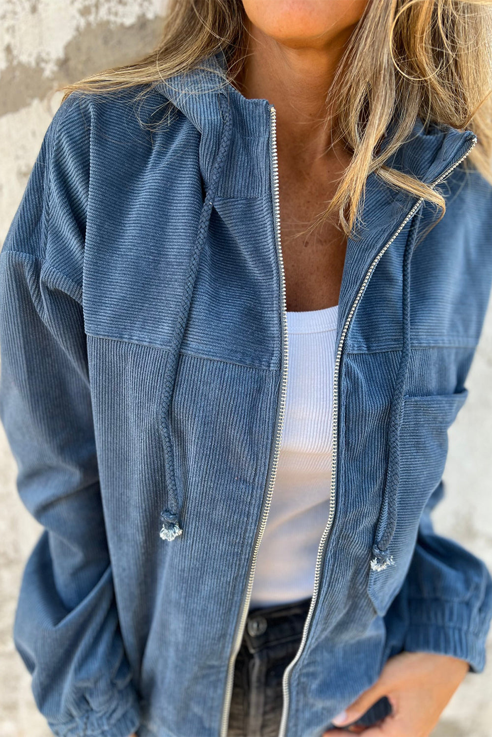 "Veste décontractée velours côtelé marron avec capuche, coupe fluide pour femmes, élégante et tendance"