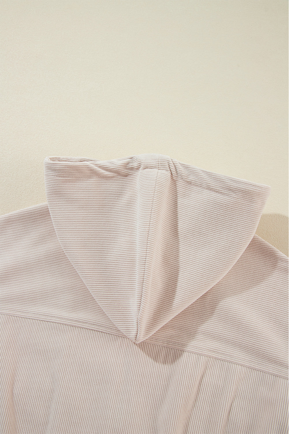 "Veste décontractée velours côtelé marron avec capuche, coupe fluide pour femmes, élégante et tendance"