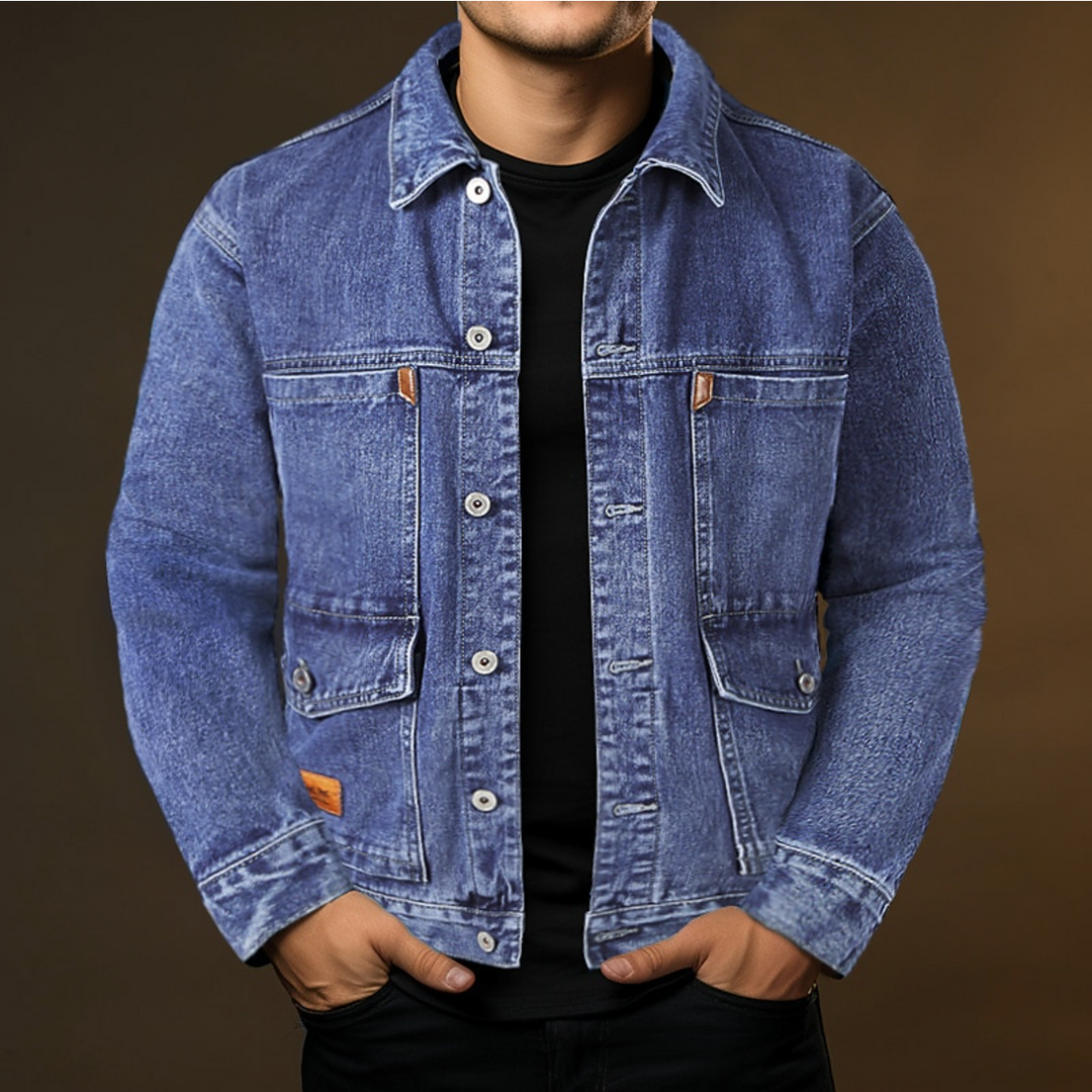 "Veste denim homme élégante Jesse, coupe ajustée, bleu, noir, gris, poches poitrine, style moderne et versatile."