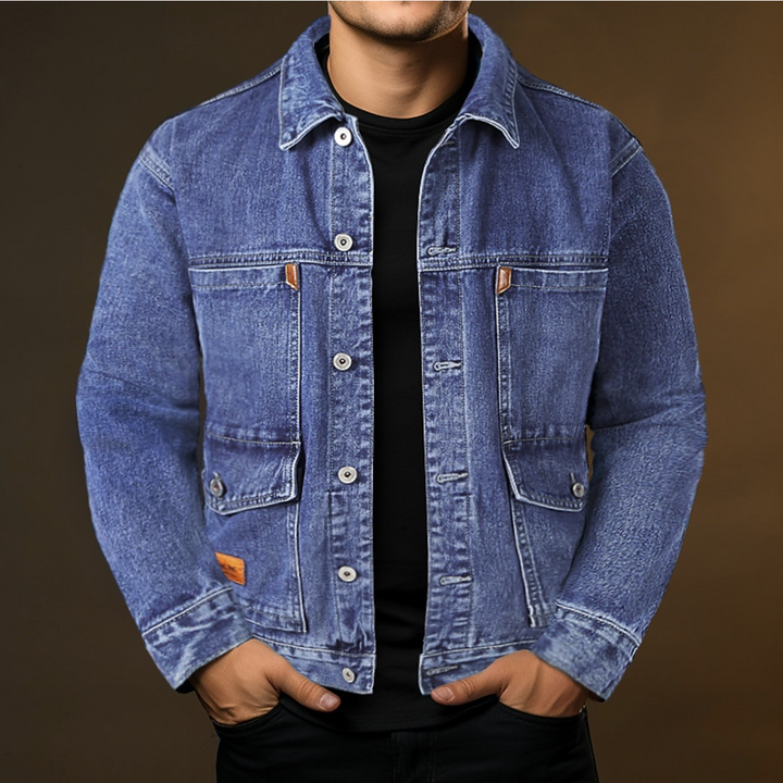 "Veste denim homme élégante Jesse, coupe ajustée, bleu, noir, gris, poches poitrine, style moderne et versatile."