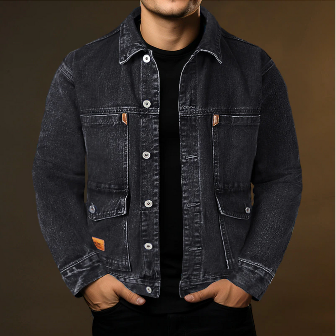 "Veste denim homme élégante Jesse, coupe ajustée, bleu, noir, gris, poches poitrine, style moderne et versatile."