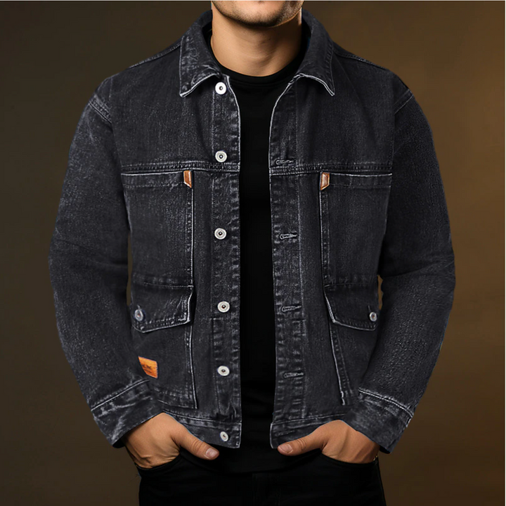 "Veste denim homme élégante Jesse, coupe ajustée, bleu, noir, gris, poches poitrine, style moderne et versatile."