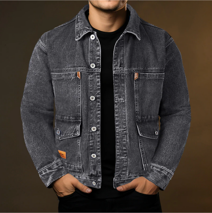 "Veste denim homme élégante Jesse, coupe ajustée, bleu, noir, gris, poches poitrine, style moderne et versatile."