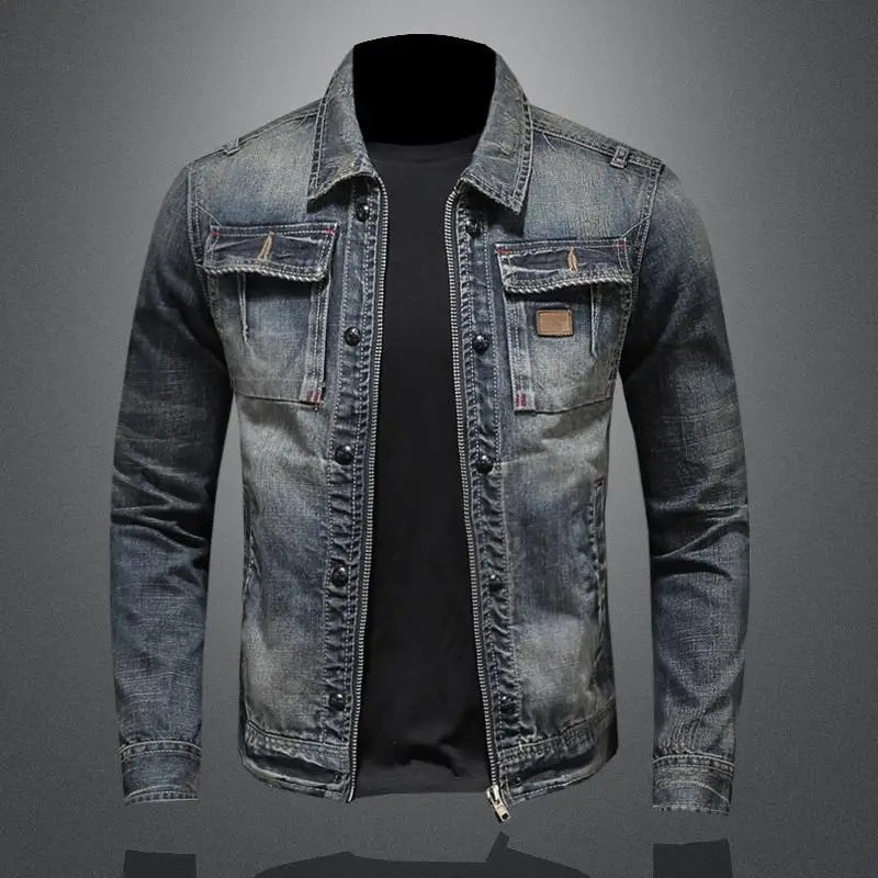 Veste denim homme, style classique. Boutons, poches multiples, coupe robuste.
