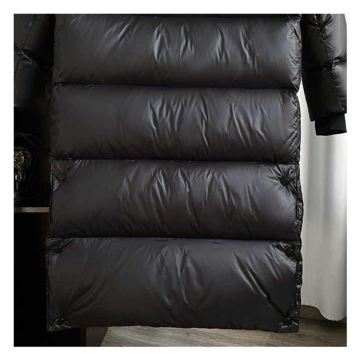 "Veste d'hiver femme en duvet, imperméable, coupe moderne, couleur neutre, idéale pour le froid avec capuche amovible."