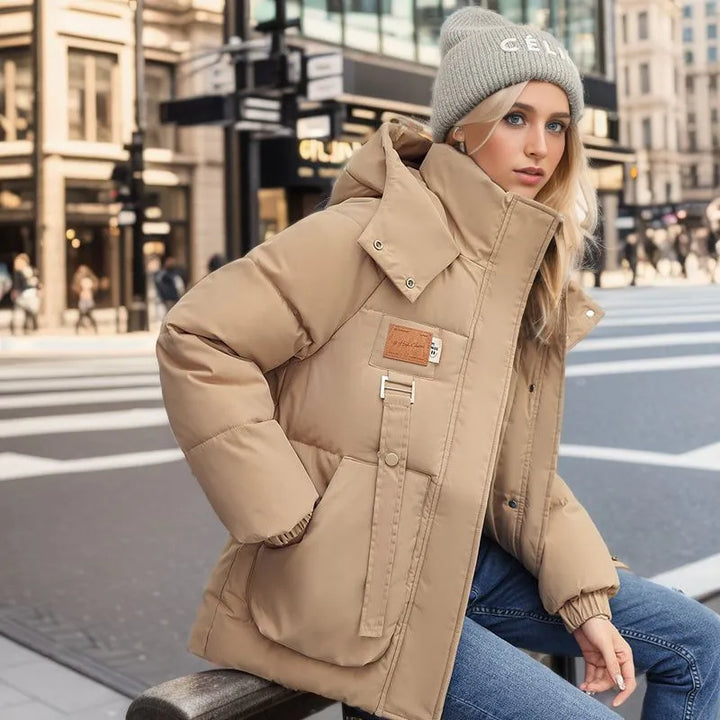 Veste d'hiver pour femmes, chaude et élégante, avec capuche rembourrée, coupe-vent et imperméable, design intemporel.