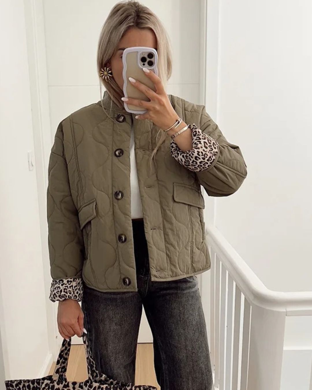 Veste élégante, coupe ajustée. Doublure léopard discrète. Chic et moderne.