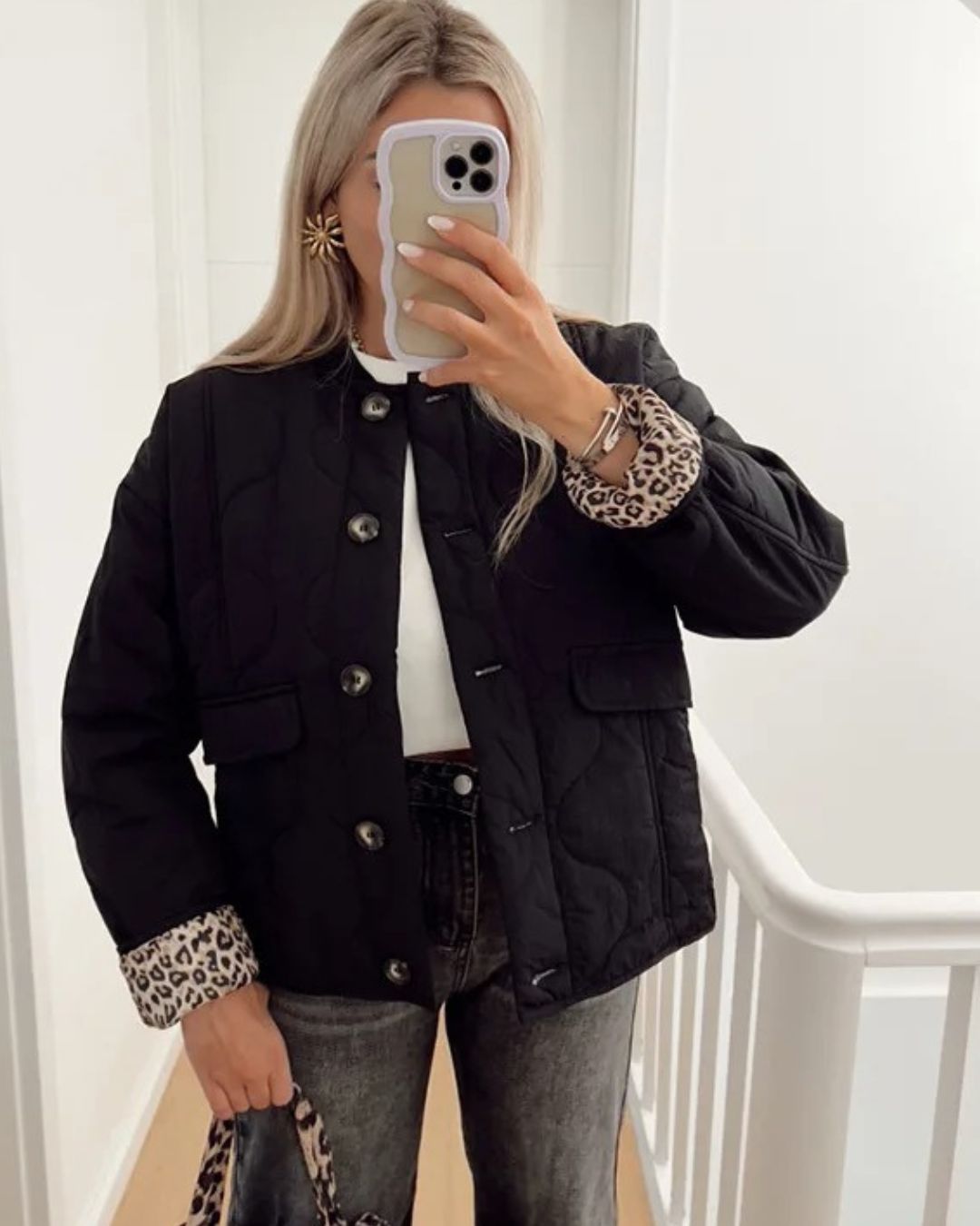 Veste élégante, coupe ajustée. Doublure léopard discrète. Chic et moderne.
