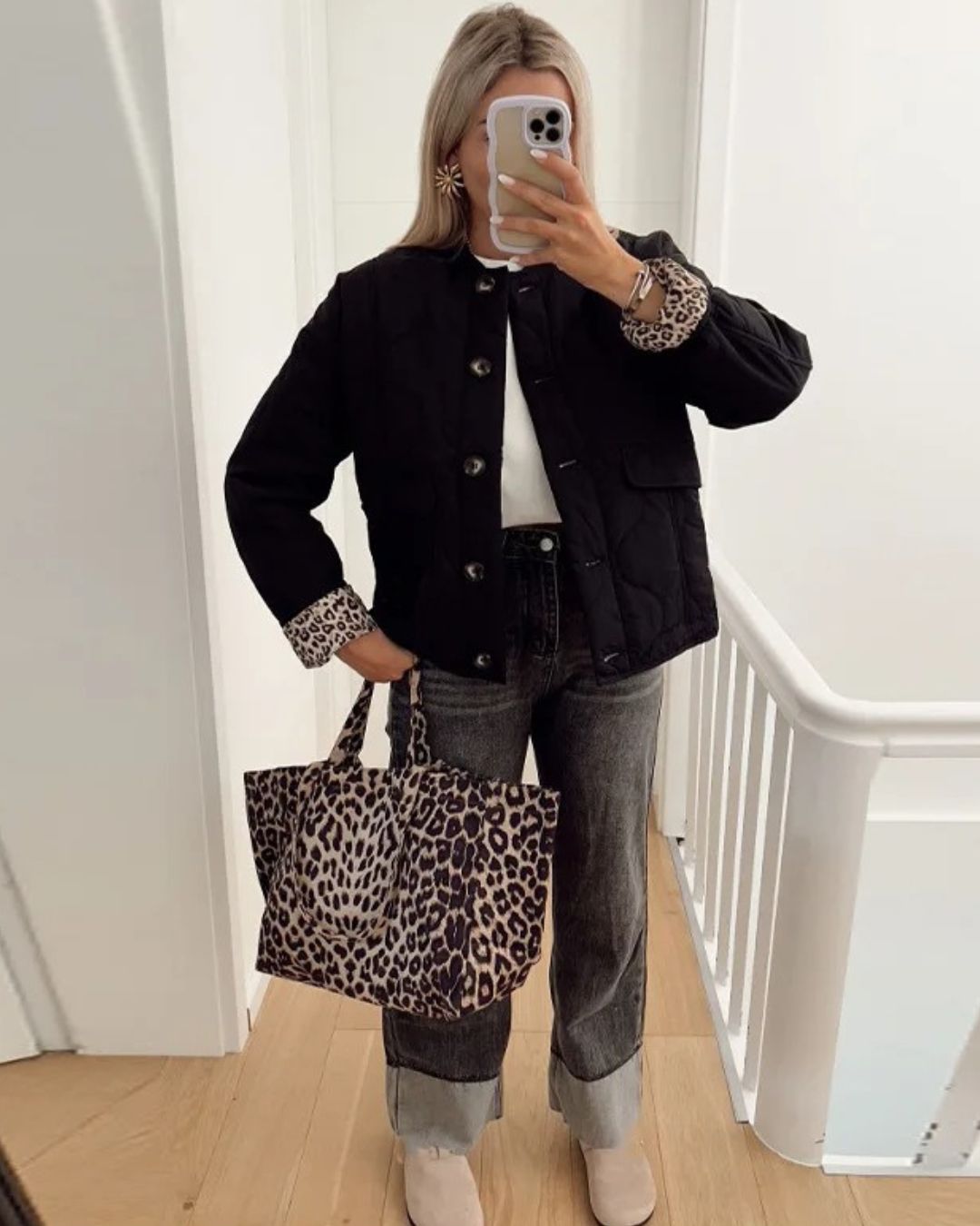 Veste élégante, coupe ajustée. Doublure léopard discrète. Chic et moderne.