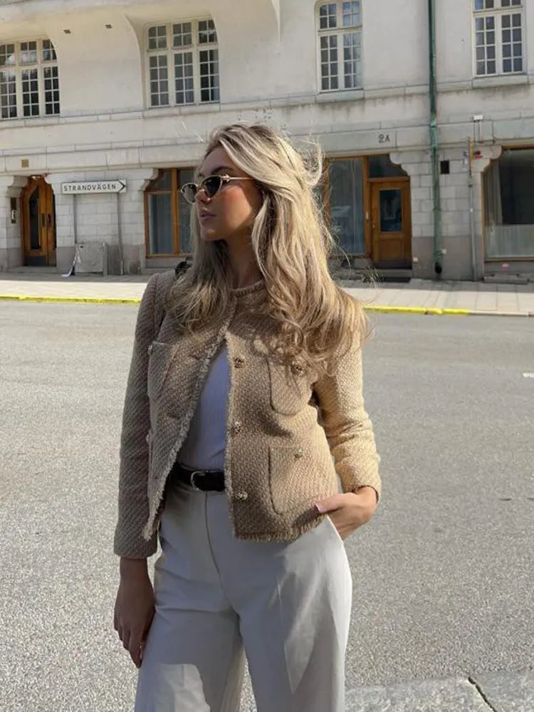 "Veste Élise élégante en polyester, coupe ajustée, couleur intemporelle, parfaite pour tenues casual ou formelles."