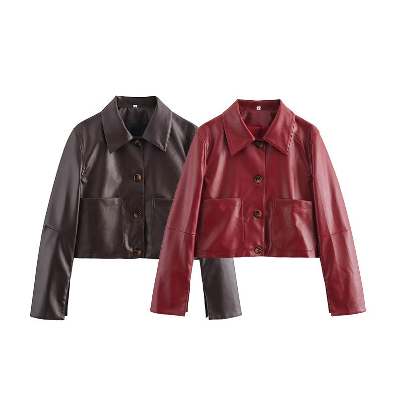 "Veste en cuir court rouge, moderne et élégante avec manches longues, coupe carrée et cuir brillant"