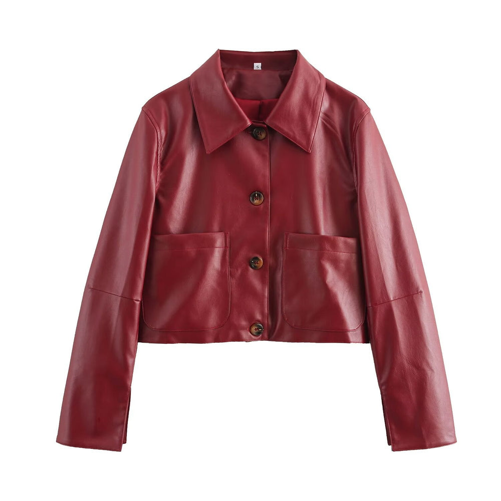 "Veste en cuir court rouge, moderne et élégante avec manches longues, coupe carrée et cuir brillant"