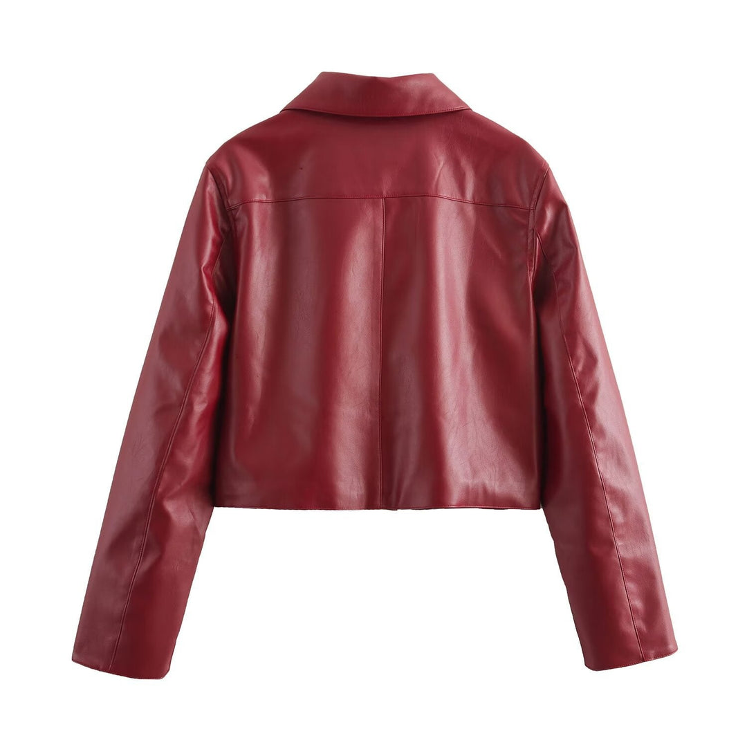 "Veste en cuir court rouge, moderne et élégante avec manches longues, coupe carrée et cuir brillant"