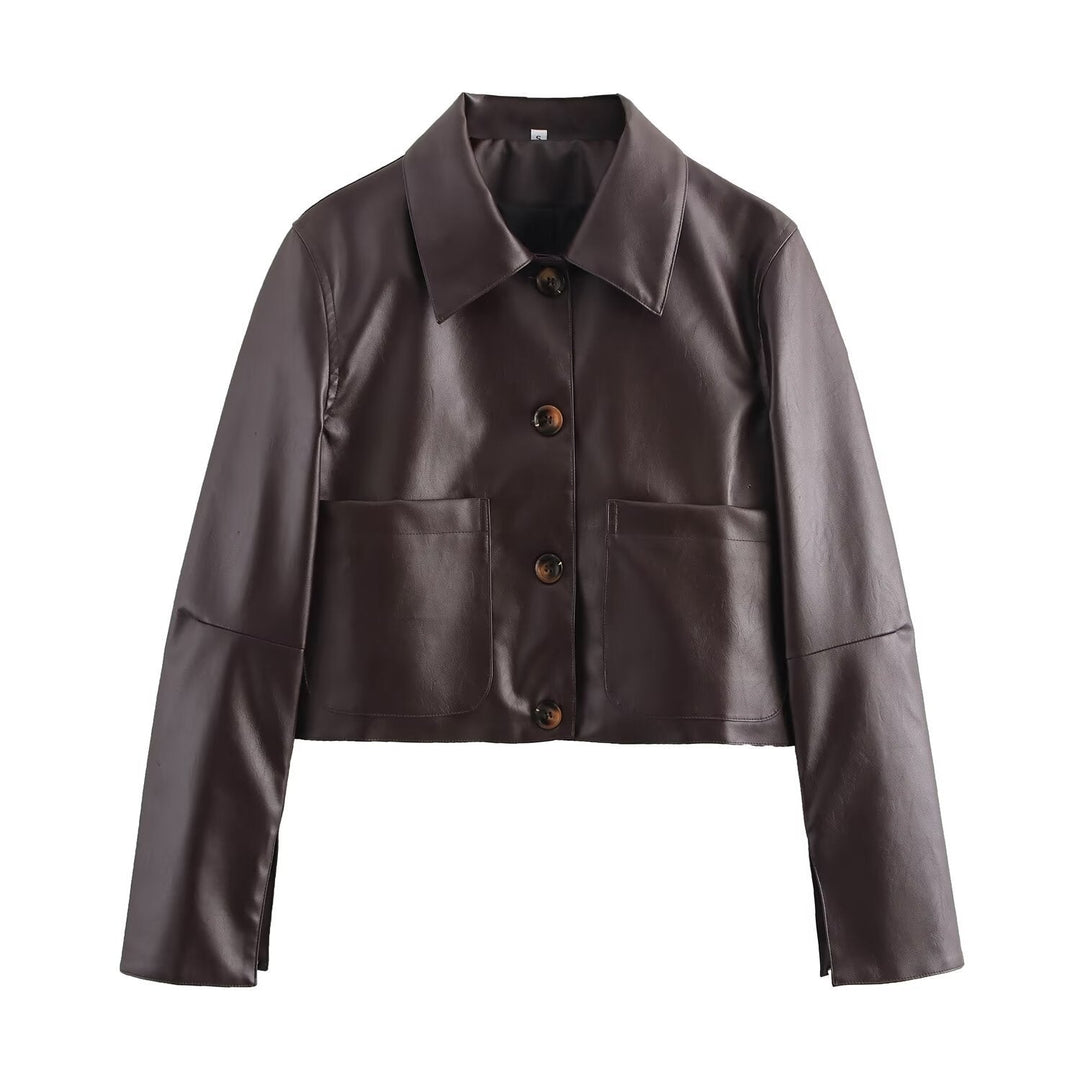 "Veste en cuir court rouge, moderne et élégante avec manches longues, coupe carrée et cuir brillant"