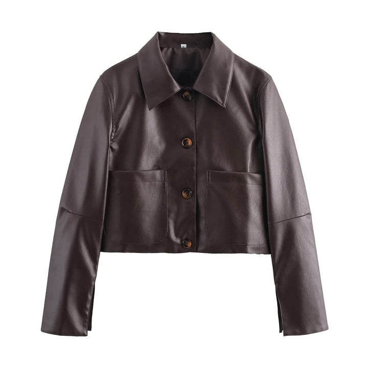 "Veste en cuir court rouge, moderne et élégante avec manches longues, coupe carrée et cuir brillant"