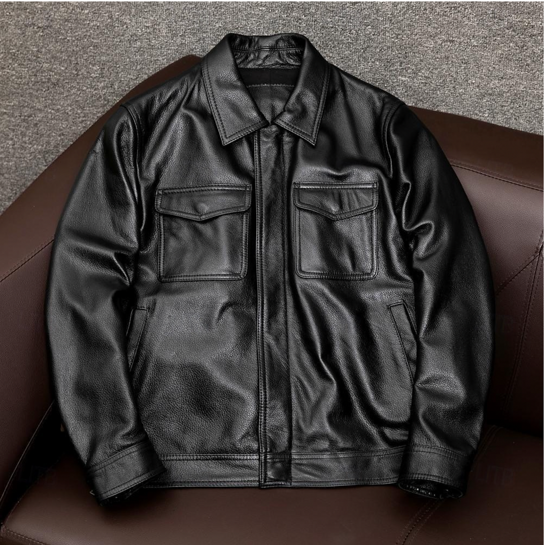 Veste en cuir élégante pour hommes, noir classique, design épuré, surface lisse, idéal occasions décontractées et formelles.