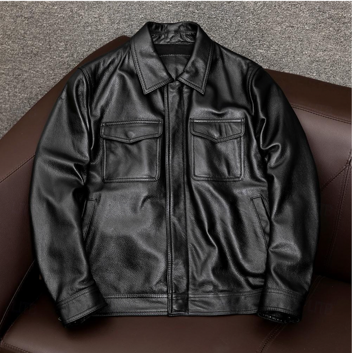 Veste en cuir élégante pour hommes, noir classique, design épuré, surface lisse, idéal occasions décontractées et formelles.