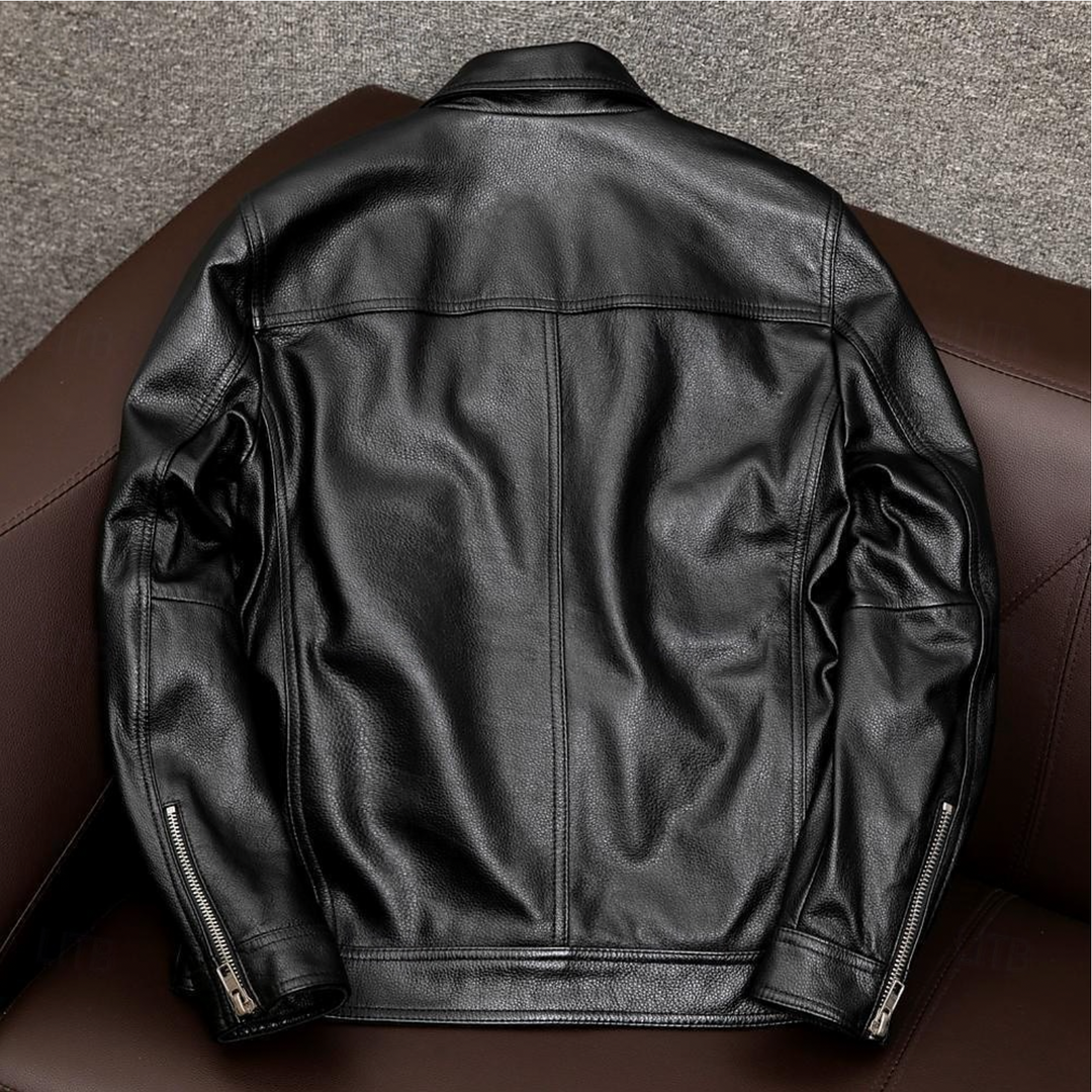 Veste en cuir élégante pour hommes, noir classique, design épuré, surface lisse, idéal occasions décontractées et formelles.