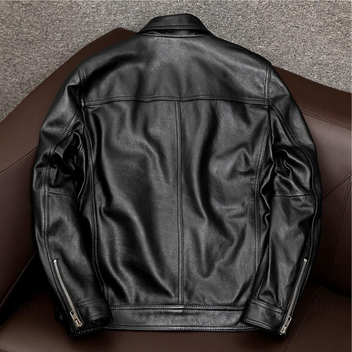 Veste en cuir élégante pour hommes, noir classique, design épuré, surface lisse, idéal occasions décontractées et formelles.