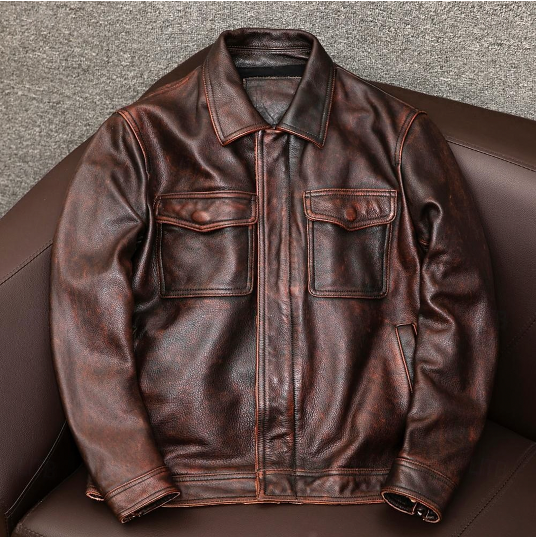 Veste en cuir élégante pour hommes, noir classique, design épuré, surface lisse, idéal occasions décontractées et formelles.