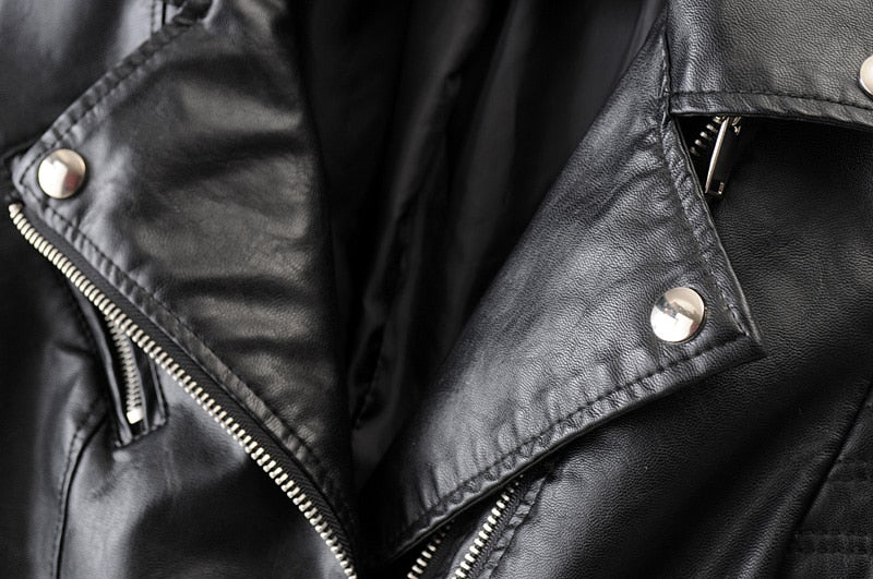 Veste en cuir femme, coupe ajustée, style rock chic.  Vrai cuir, look audacieux.