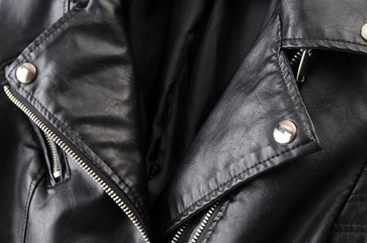 Veste en cuir femme, coupe ajustée, style rock chic.  Vrai cuir, look audacieux.