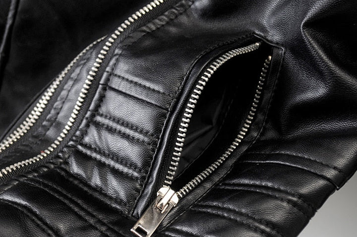 Veste en cuir femme, coupe ajustée, style rock chic.  Vrai cuir, look audacieux.