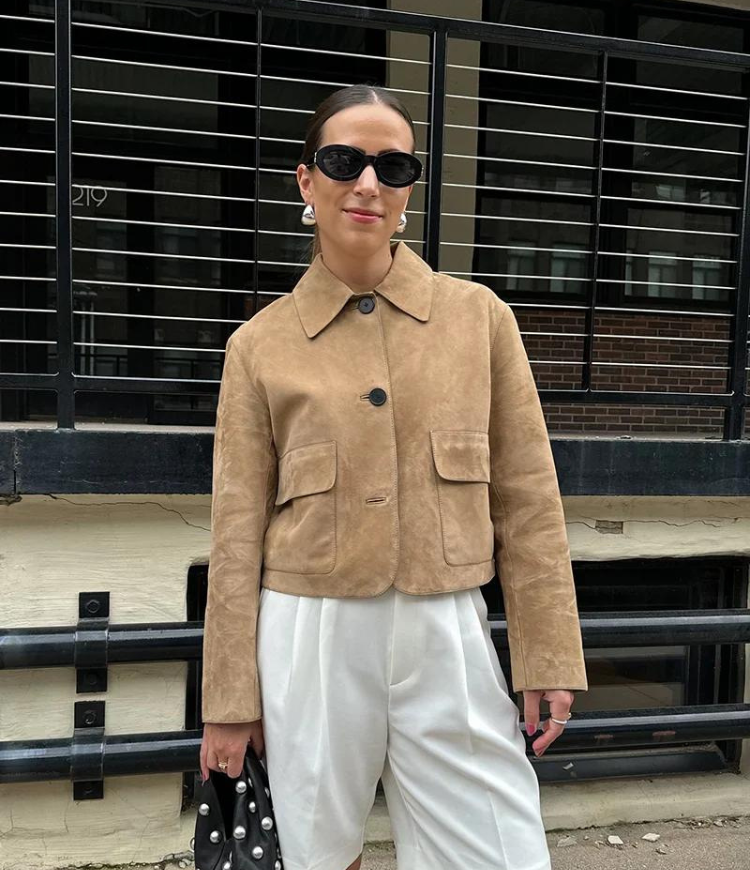 "Veste en cuir femme Karly, coupe ajustée, design moderne, cuir souple, couleur neutre, accentue la silhouette élégante."