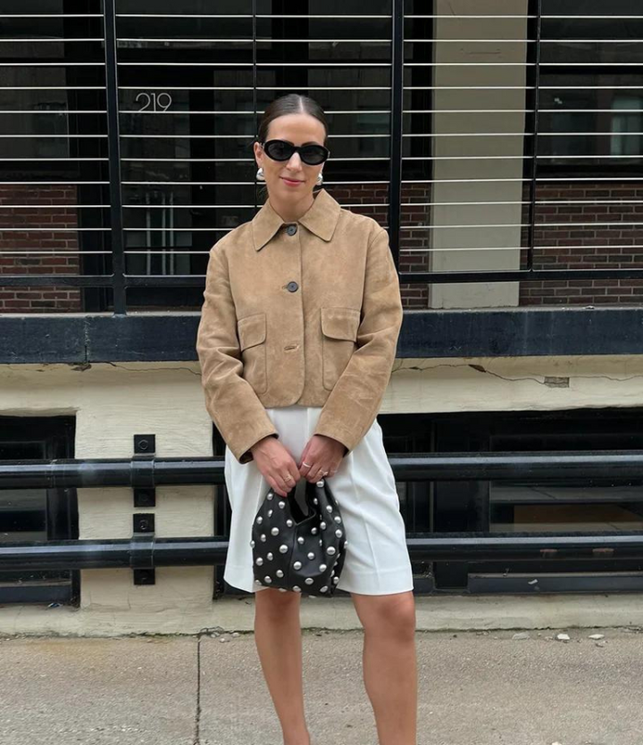 "Veste en cuir femme Karly, coupe ajustée, design moderne, cuir souple, couleur neutre, accentue la silhouette élégante."