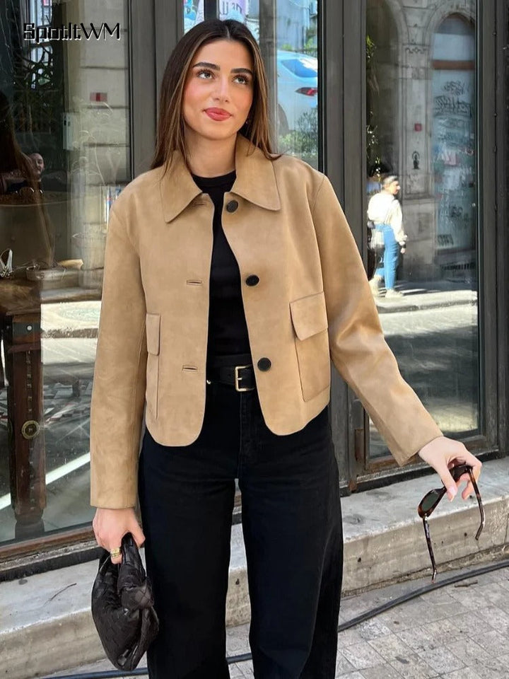 "Veste en cuir femme Karly, coupe ajustée, design moderne, cuir souple, couleur neutre, accentue la silhouette élégante."